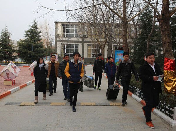 老师带领学生入住