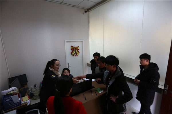 家长排队交学费