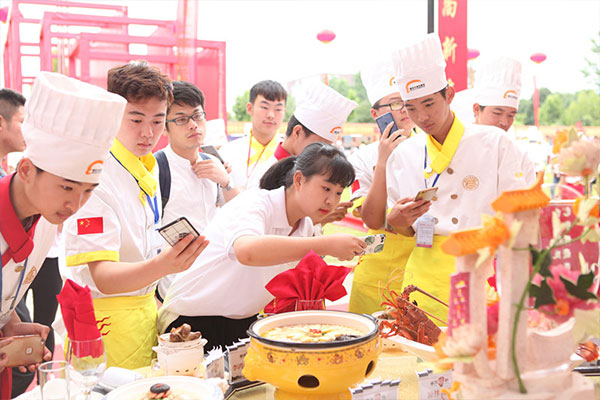 驻足欣赏的新东方学子