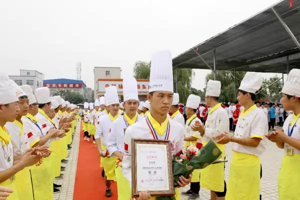 郑州新东方烹饪学校-学生荣耀归来.jpg