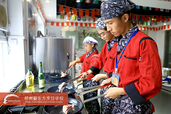 西餐学子正在上灶