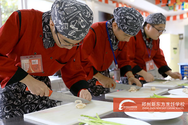 正在练习西餐制作的学子