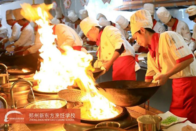 郑州新东方烹饪学校正在实操的小厨师