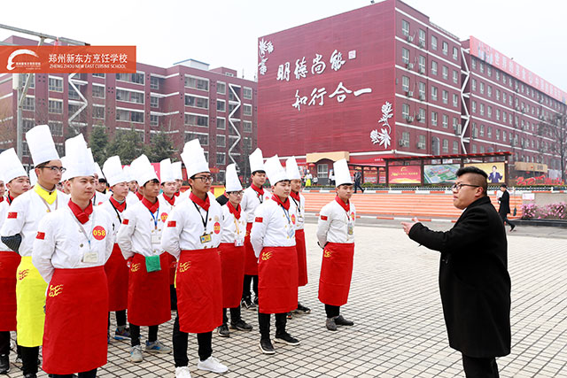 郑州新东方小厨师正准备比赛