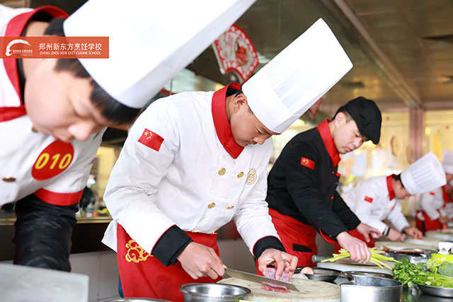 郑州新东方小厨师正在实操