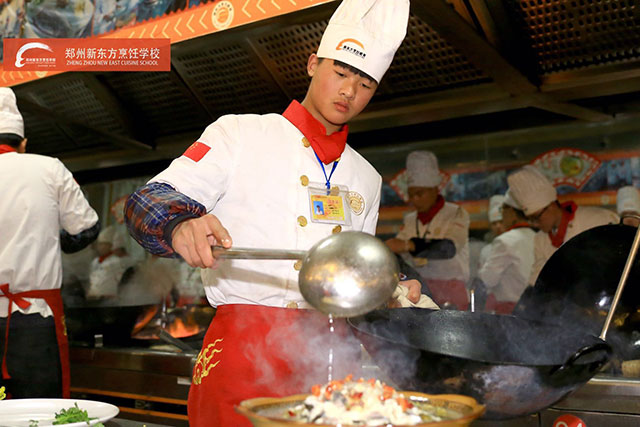 郑州新东方学生正在实操