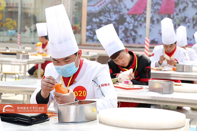 郑州新东方小厨师正在练习雕刻
