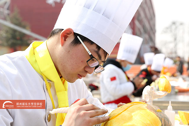 郑州新东方小厨师正在练习雕刻