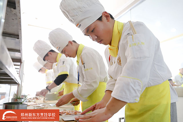 郑州新东方小厨师正在实操