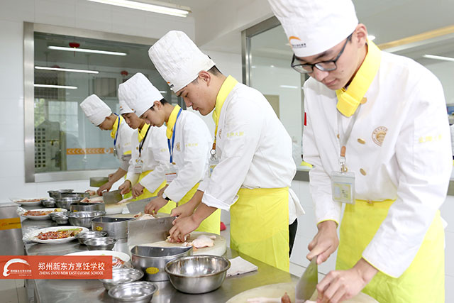 00后到郑州新东方烹饪学校学厨师
