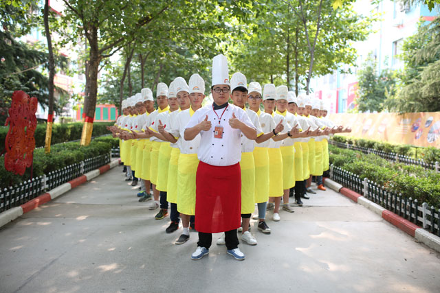 00后学厨师到郑州新东方烹饪学校