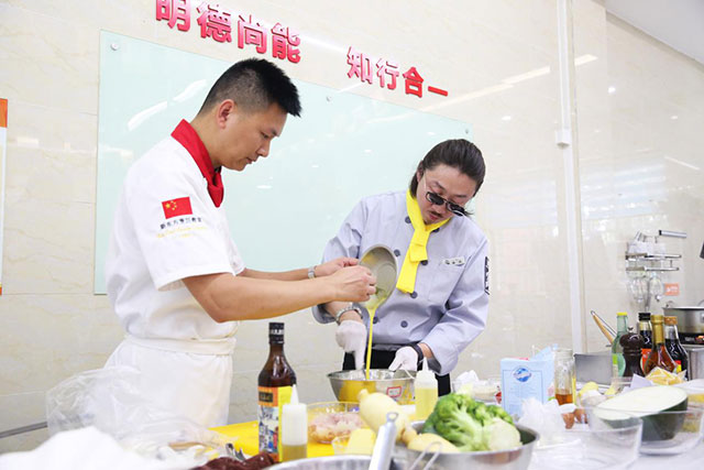 郑州新东方学厨师邂逅名气大厨