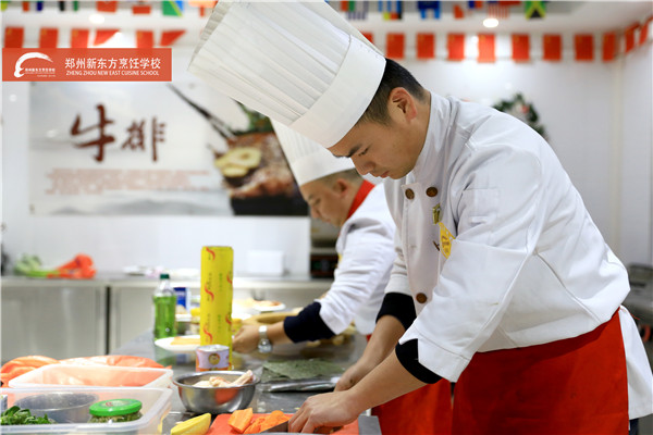 郑州新东方西餐老师正在上课.jpg