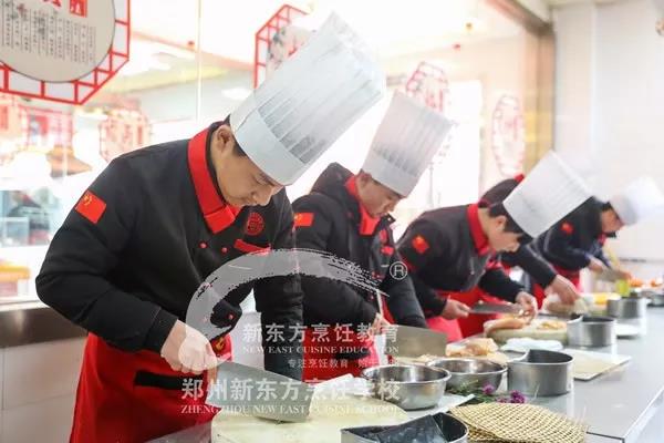 郑州新东方学员认真做菜.jpg