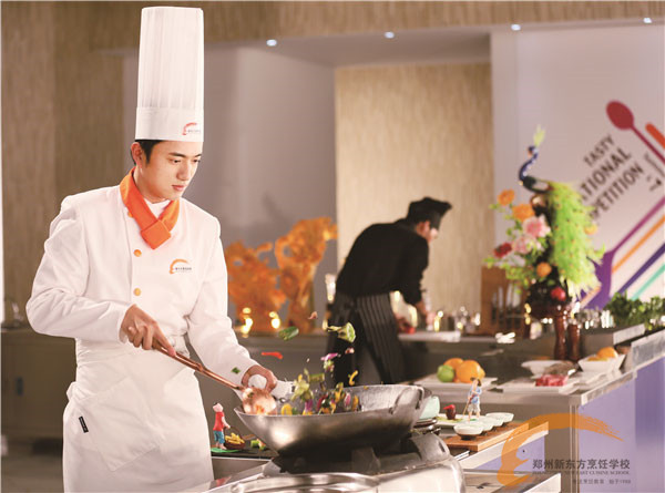 郑州新东方厨师工作中.jpg
