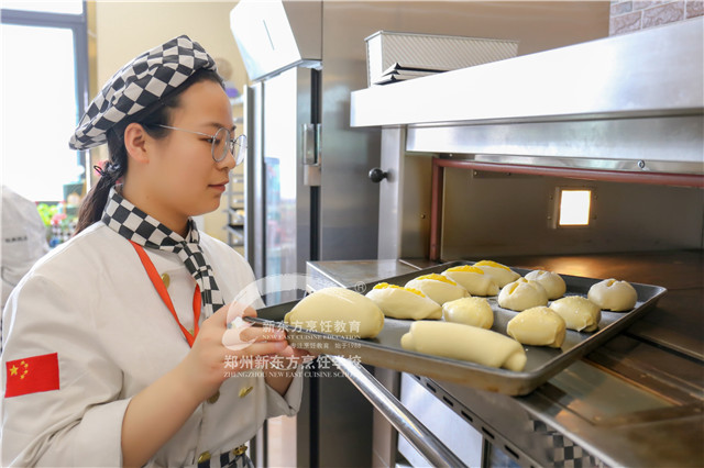 郑州新东方学员烘焙中.jpg