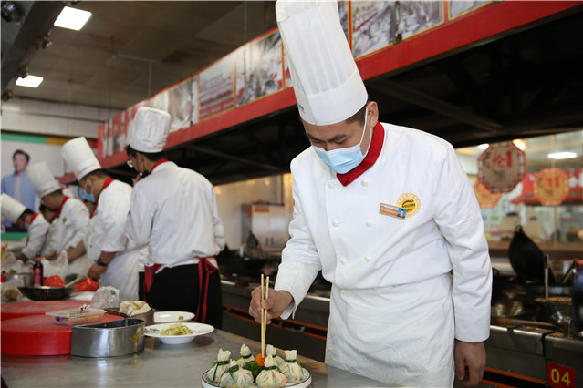 老师做菜.JPG