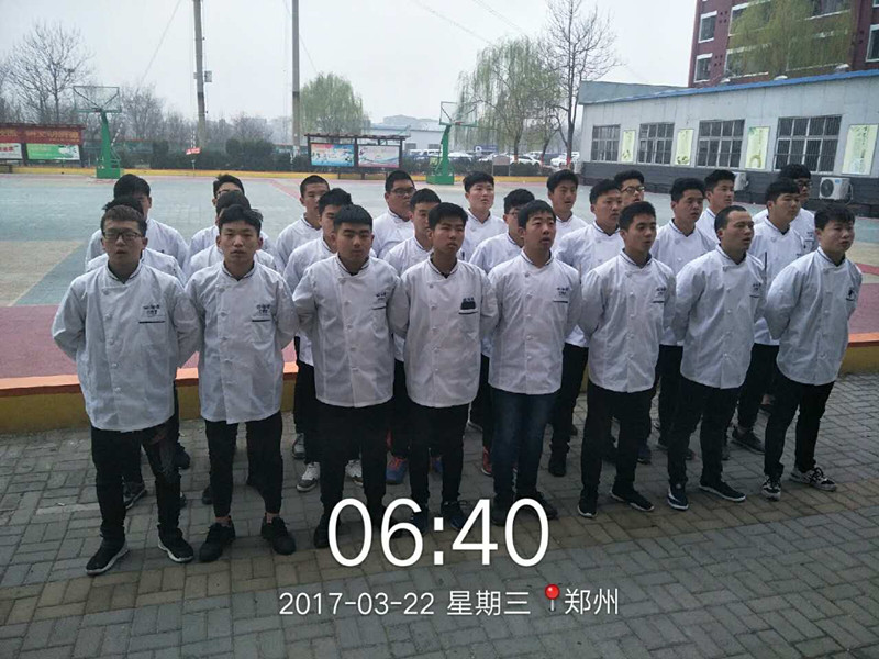 操场集合.jpg
