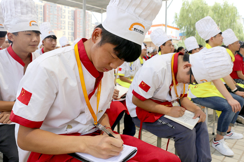 学生做笔记.jpg