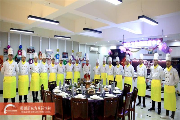 郑州新东方学子学做年夜饭合影