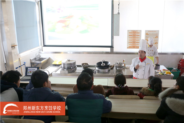 跟着新东方的教师学习厨艺