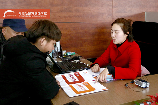 郑州新东方学厨师认真咨询现场