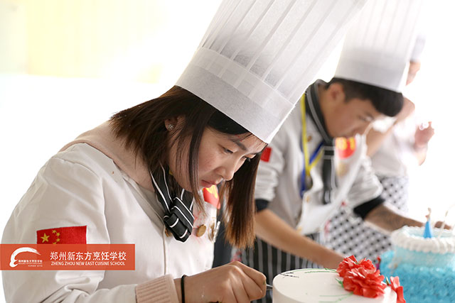 郑州新东方西点专业学生正在比赛
