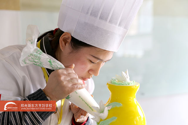 郑州新东方西点专业学生正在比赛