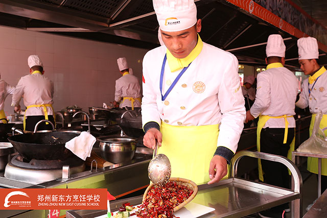 郑州新东方小厨师正在为爸妈准备饭菜