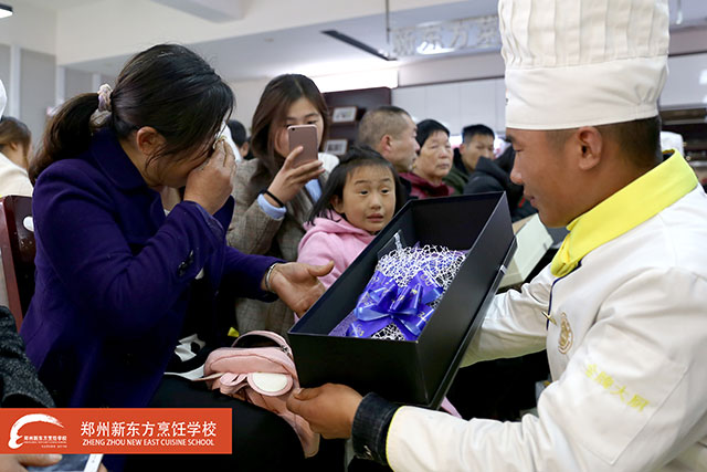 家长见面会上 父母感动得热泪盈眶