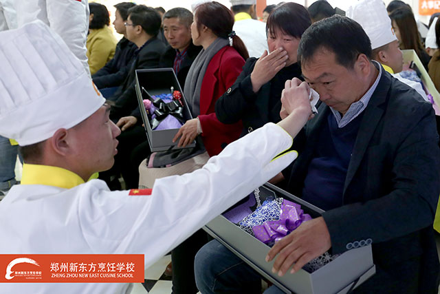 家长见面会上 父母感动得