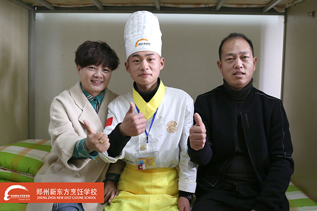 家长参观学生宿舍