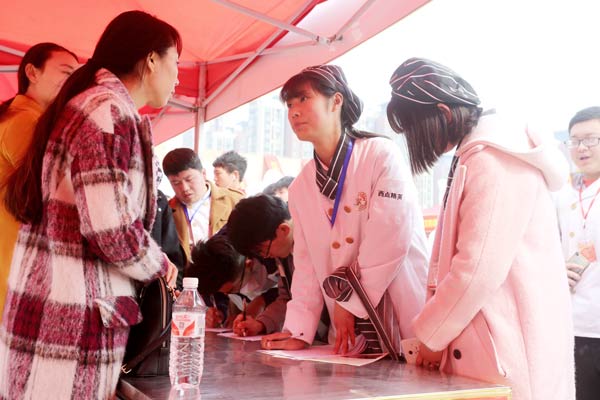 学生向中意企业单位的负责人进行咨询