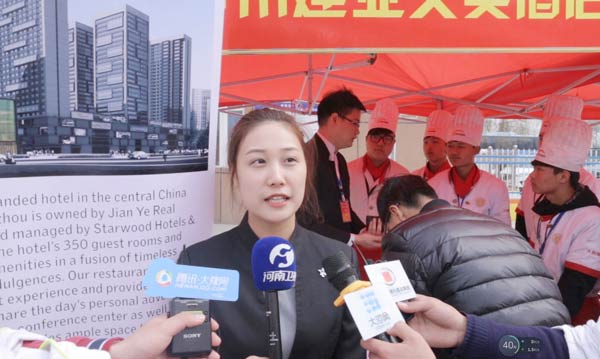 记者采访招聘单位负责人