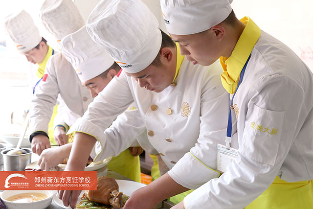 郑州新东方小厨师正在做菜