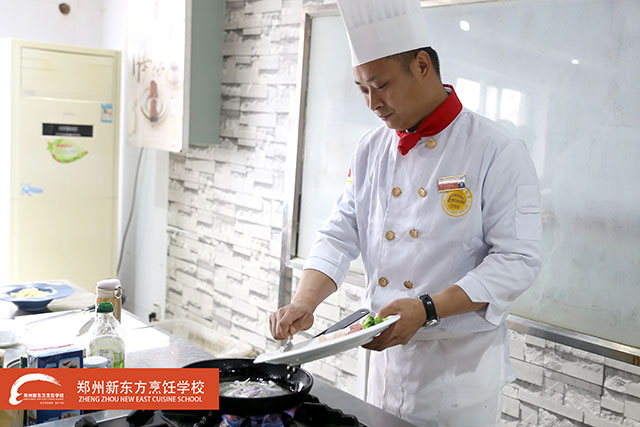 郑州新东方西餐老师正在授课