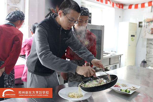 西餐体验课学生和家长正在亲自体验