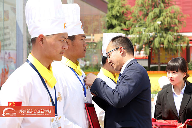 宋助颁发受聘证书并佩戴胸章