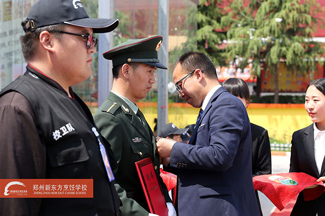 宋助颁发受聘证书并佩戴胸章