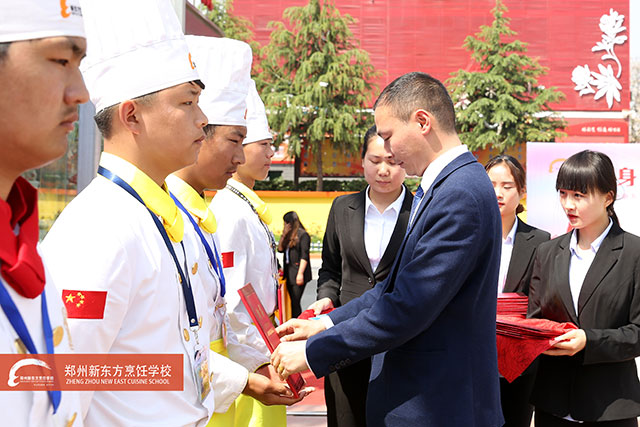 王光明主管颁发受聘证书并佩戴胸章