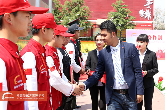 王晓威颁发受聘证书并佩戴胸章