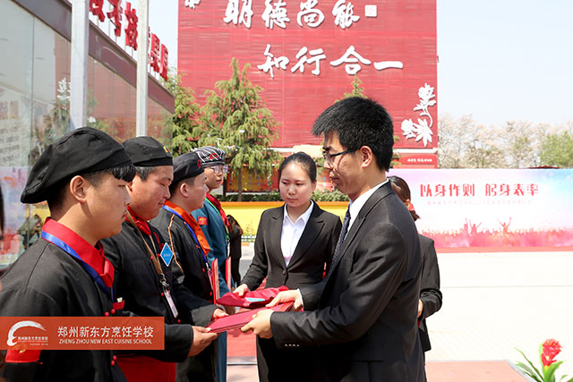 李腾飞主管为各班级领料委员颁发受聘证书并佩戴胸章