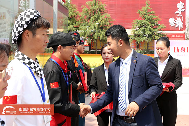 王晓威主任颁发受聘证书并佩戴胸章