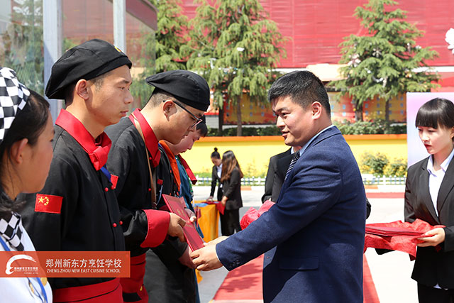 鲁阳主任颁发受聘证书并佩戴胸章