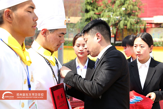 蔡向涛主任颁发受聘证书并佩戴胸章