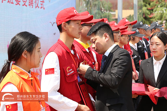 蔡向涛颁发受聘证书并佩戴胸章