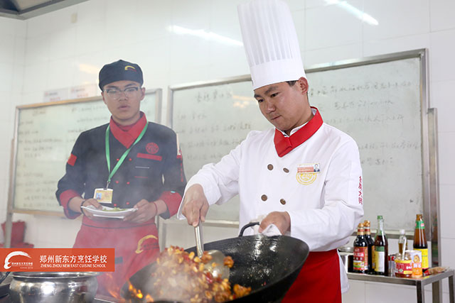 郑州新东方烹饪学校正在授课
