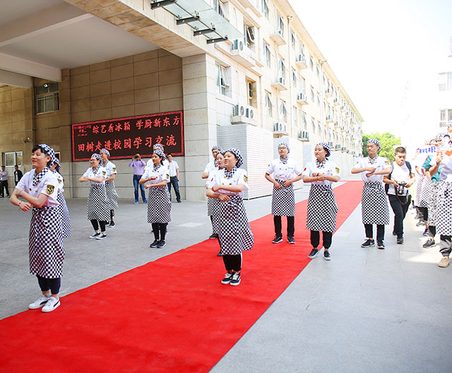 学生表演校园厨师快闪舞蹈