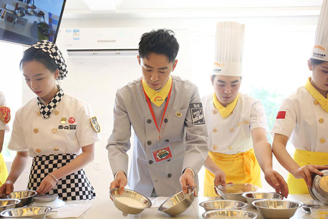 田树与同学们一起制作中式面点