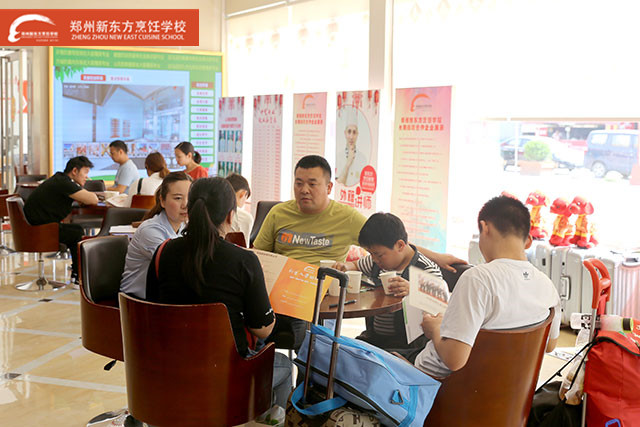 参加研学之旅的美食爱好者